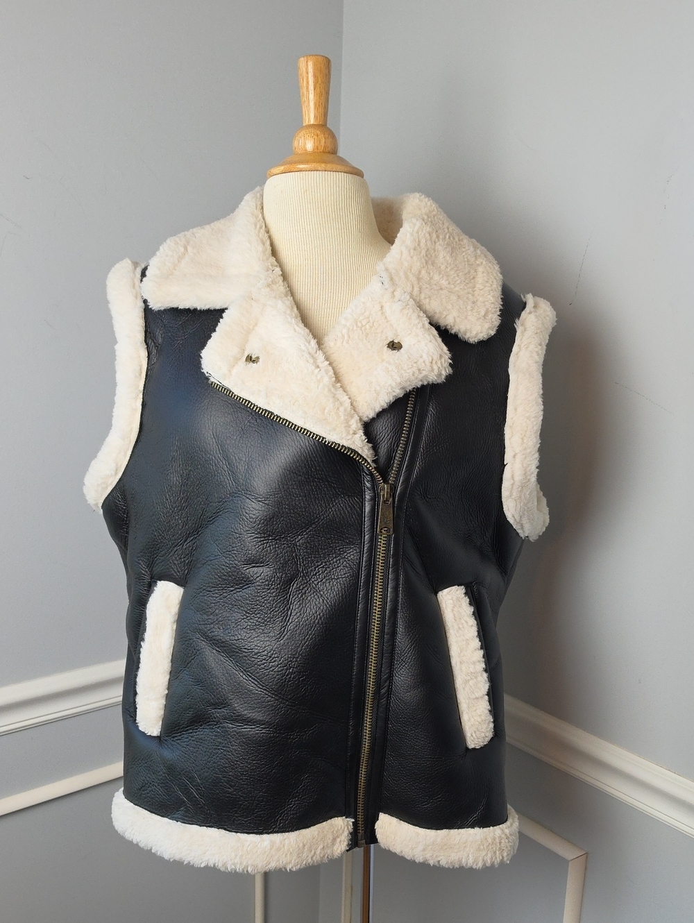 KOOLABURRA BY UGG Faux Leather Exposed Faux Fur Asymmetric Biker Winter Vest L